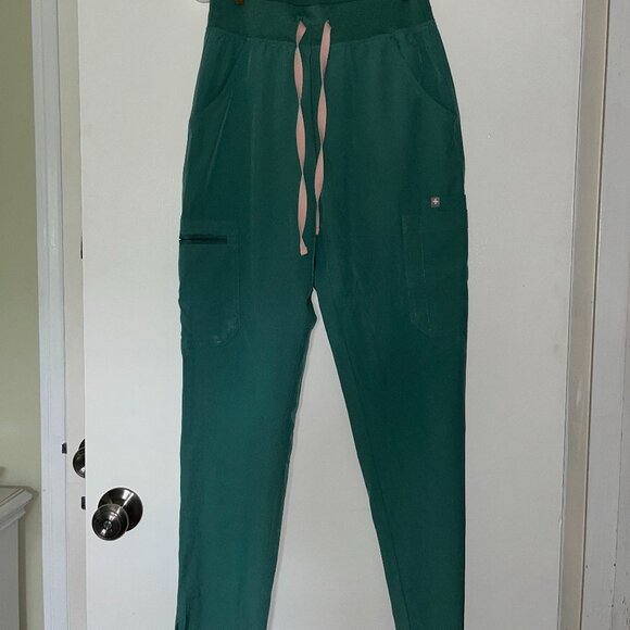 Figs FreeX Women's Scrub Set - Picture 3 of 5